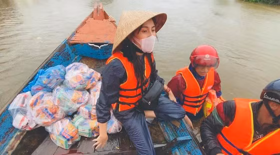 Ca sĩ Thủy Tiên cứu trợ đồng bào miền Trung. Ảnh: FB ca sĩ Thủy Tiên Ca sĩ Thủy Tiên cứu trợ đồng bào miền Trung. Ảnh: FB ca sĩ Thủy Tiên