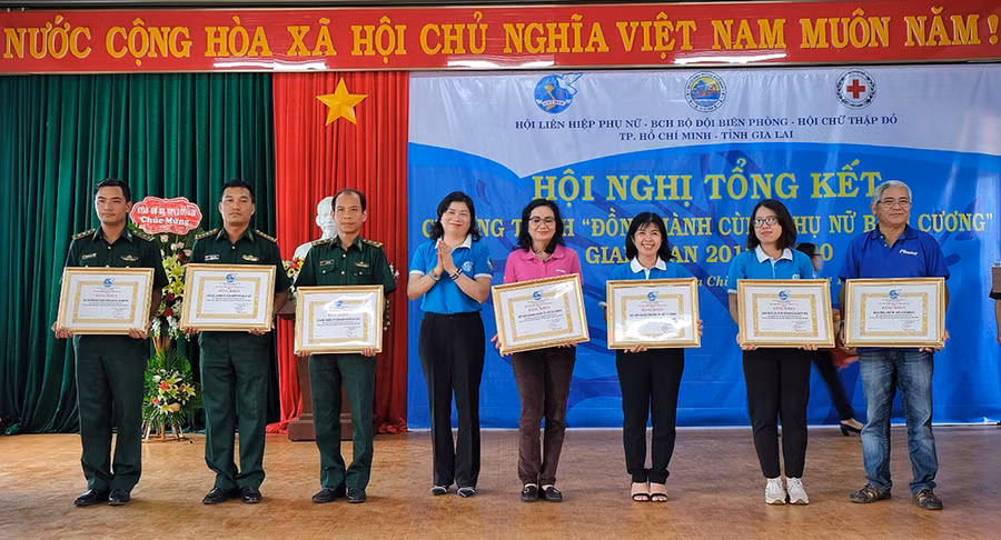 Khen thưởng các tập thể, cá nhân có thành tích xuất sắc trong thực hiện chương trình “Đồng hành cùng phụ nữ biên cương” (giai đoạn 2018-2020). Ảnh: Hoàng Ngọc