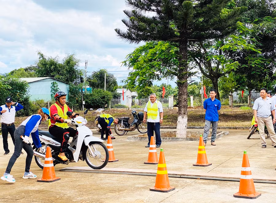2 Hội LHTN Việt Nam tỉnh phối hợp Công ty Honda Đức Dung tập huấn lái xe an toàn cho thanh niên huyện Đak Đoa. Ảnh: Phan Lài