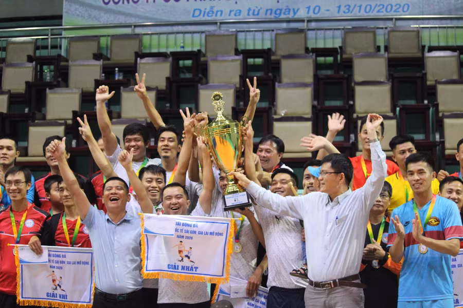 Ban tổ chức trao cúp vô địch cho Đội bóng Bệnh viện Mắt quốc tế Sài Gòn-Gia Lai. Ảnh: Hoành Sơn
