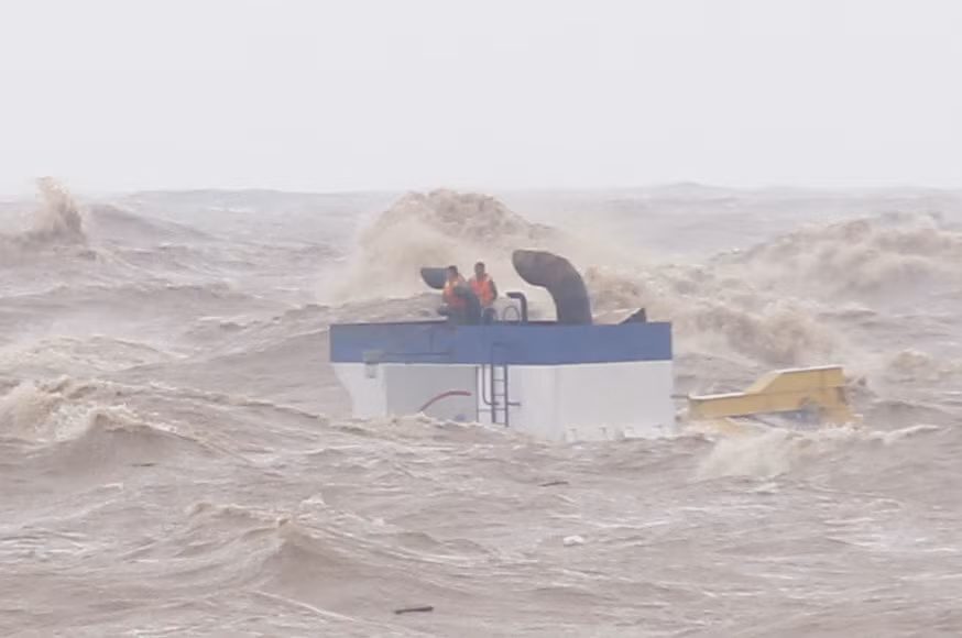 Lúc 7h50, phát hiện 2 người trên tàu bị chìm lên ống khói chờ cứu. Lúc 7h50, phát hiện 2 người trên tàu bị chìm lên ống khói chờ cứu.