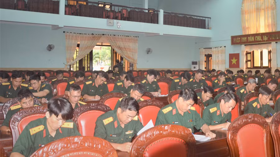 Kiểm tra bằng hình thức trắc nghiệm liên quan đến các Chỉ thị, Nghị quyết. Ảnh: Anh Huy