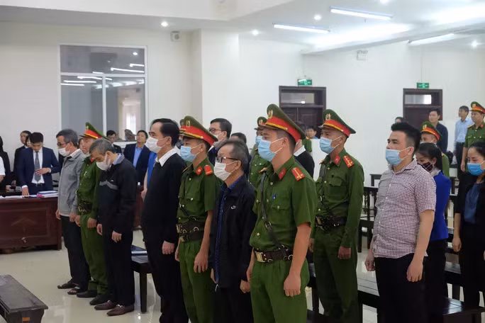 Các bị cáo tại phiên xét xử sơ thẩm
