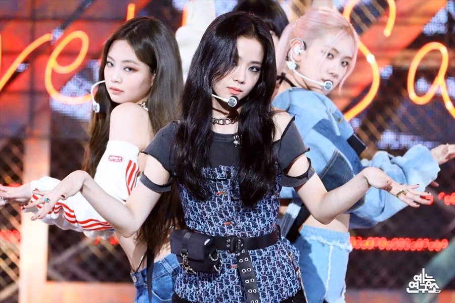 "Chị cả" Jisoo Blackpink vốn được khen ngợi về nhan sắc "vô thực". Tuy nhiên đối với lần trở lại này, Jisoo một lần nữa chứng minh cô có thể toả sáng dù với bất kỳ phong cách nào từ dịu dàng cho tới cá tính. Ảnh: MBC.