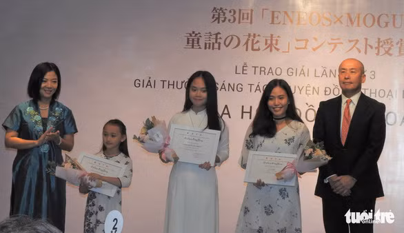 Phan Ngọc Đại Ngọc nhỏ tuổi nhất, cùng nhận giải nhất với Phùng Thị Phương Anh (giữa) và Võ Lê Tú Anh - Ảnh: T.ĐIỂU