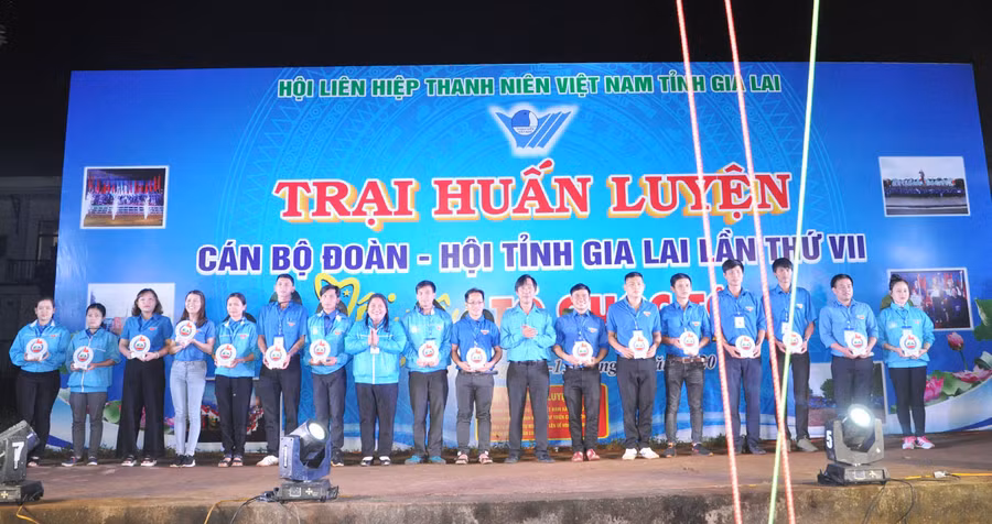Ban tổ chức tặng logo trại huấn luyện cho 17 đoàn tham gia trại huấn luyện. Ảnh: Phan Lài