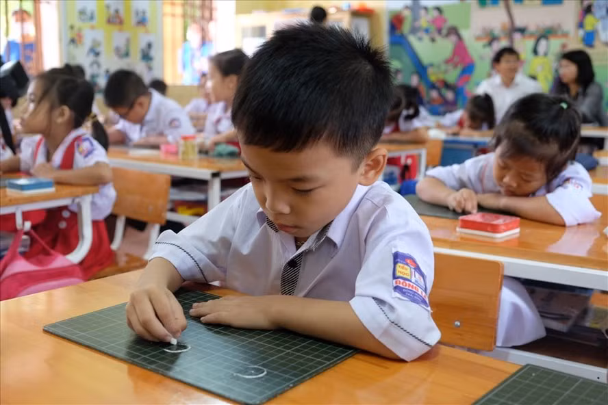 Học sinh tại Thái Bình trong một tiết học theo sách giáo khoa mới. Ảnh: Bích Hà Học sinh tại Thái Bình trong một tiết học theo sách giáo khoa mới. Ảnh: Bích Hà