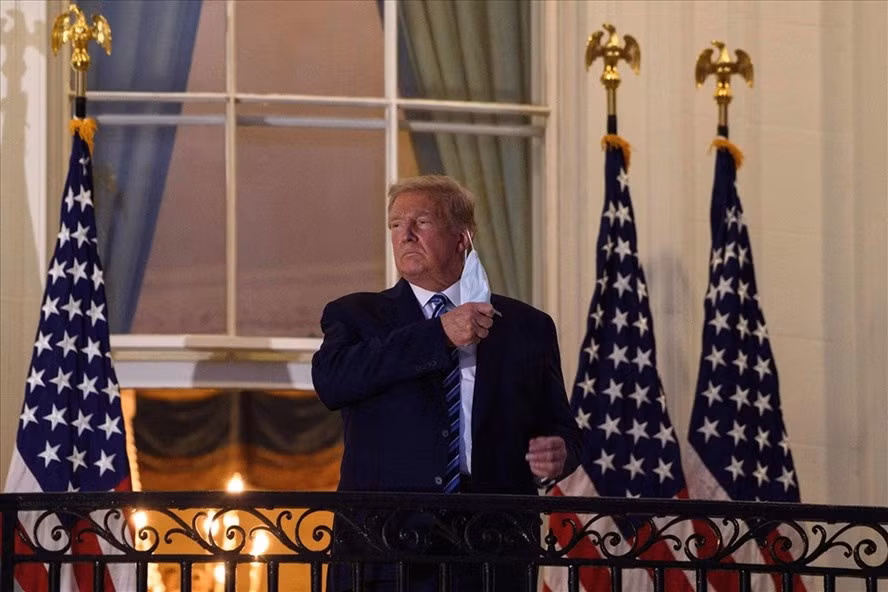 Tổng thống Donald Trump tháo khẩu trang sau khi xuất viện trở về Nhà Trắng hôm 5.10. Ảnh: AFP