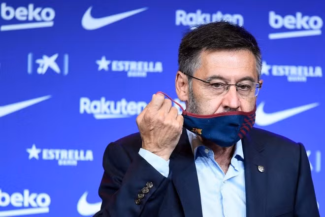Chủ tịch CLB Barcelona, Bartomeu tiếp tục đối mặt với sóng gió.