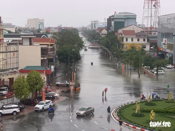 Người dân cho biết đợt mưa lũ này đã vượt mức lịch sử năm 2010 - Ảnh: VĂN ĐỊNH