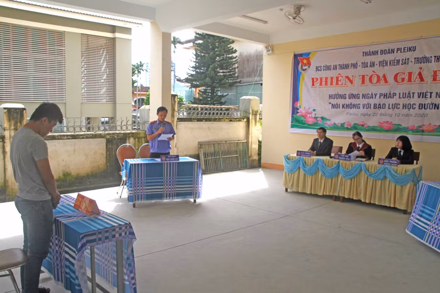 Phiên tòa giả định tại Trường THCS Trưng Vương (TP. Pleiku). Ảnh: Văn Ngọc