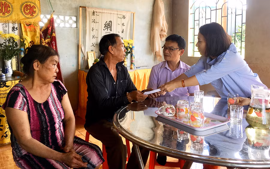 Đại diện Ủy ban An toàn giao thông Quốc gia và Ban An toàn giao thông tỉnh thăm, động viên và trao quà hỗ trợ cho gia đình có người thân tử vong do tai nạn giao thông ở xã Tân Bình, huyện Đak Đoa. Ảnh: Lê Hòa Đại diện Uỷ ban An toàn giao thông Quốc gia và Ban An toàn giao thông tỉnh thăm, động viên và trao quà hỗ trợ cho gia đình ông Huệ-bà Hoa (thôn 3, xã Tân Bình). Ảnh: Lê Hòa