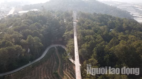 Cầu đáy kính xây dựng không phép hoành tráng tại KDL Thung lũng Tình yêu.