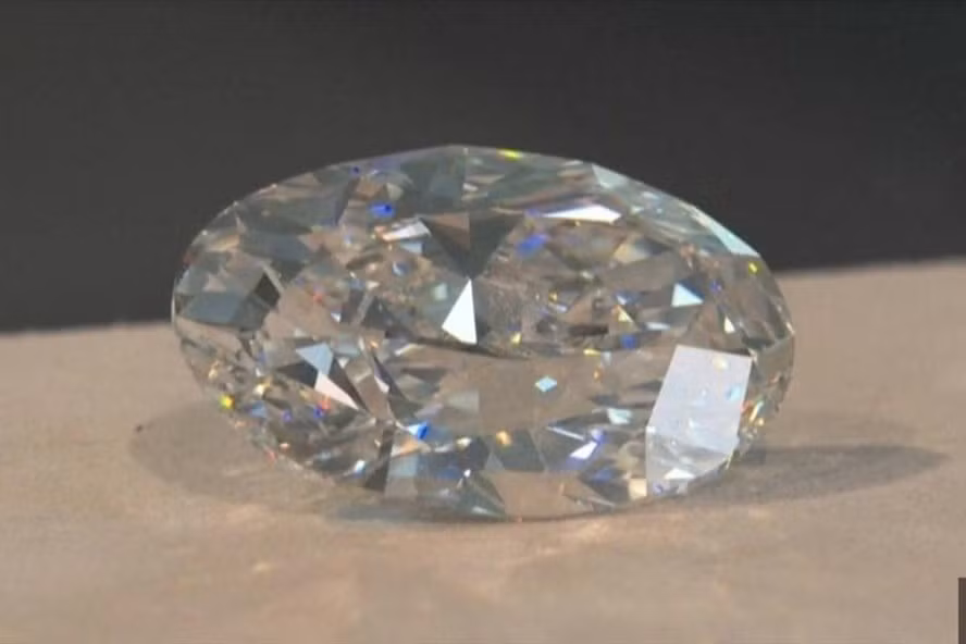 Viên kim cương trắng 102 carat được bán đấu giá 15,7 triệu USD. Ảnh: AFP Viên kim cương trắng 102 carat được bán đấu giá 15,7 triệu USD. Ảnh: AFP
