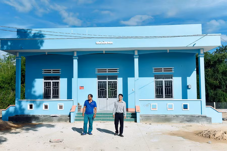 Nhà văn hóa được đầu tư xây dựng khang trang đáp ứng nhu cầu sinh hoạt của nhân dân trong làng. 