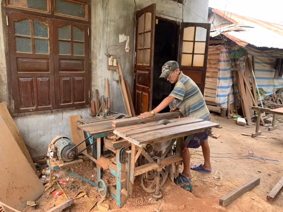 Ông Lò Văn Quý (thôn Đak Chă, xã Ia Ma Rơn) sử dụng máy bào gỗ đóng đồ cho khách. Ảnh: Vũ Chi Ông Lò Văn Quý (thôn Đak Chă, xã Ia Ma Rơn) sử dụng máy bào gỗ đóng đồ cho khách. Ảnh: Vũ Chi