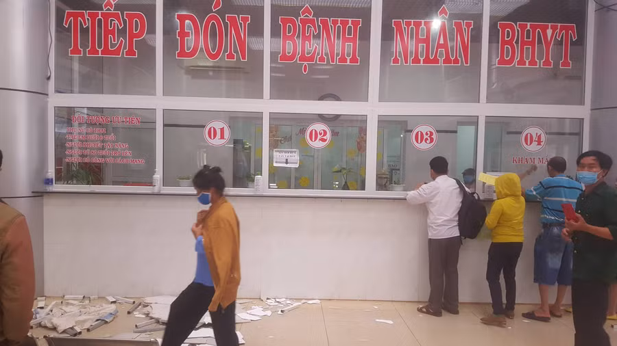 Vụ sập trần nhà xảy ra tại khu đón tiếp bệnh nhân Bảo hiểm y tế.