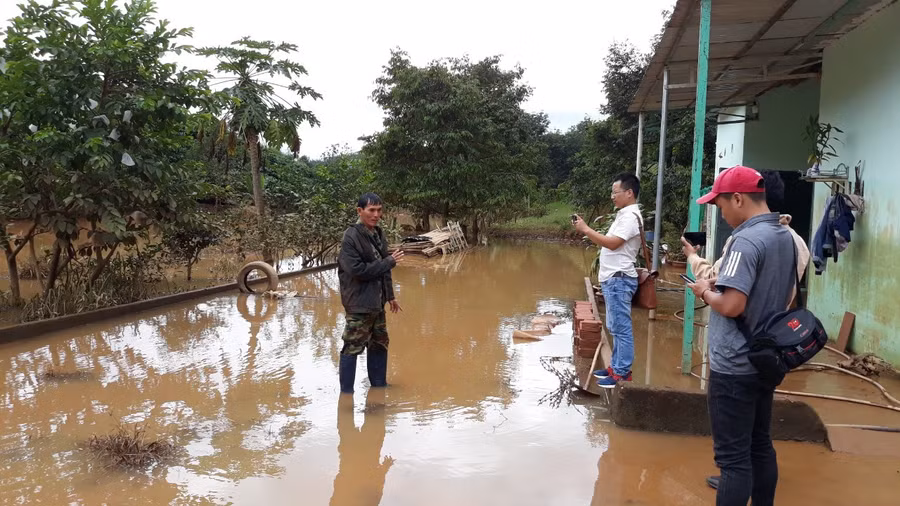 Thủy điện Plei Kần, huyện Ngọc Hồi, tỉnh Kon Tum tự ý tích nước khiến nhiều cây trồng, tài sản của dân ngập chìm trong nước. Người dân khốn khổ, sống cảnh nguy hiểm bởi thủy điện tích nước. Thủy điện Plei Kần, huyện Ngọc Hồi, tỉnh Kon Tum tự ý tích nước khiến nhiều cây trồng, tài sản của dân ngập chìm trong nước. Người dân khốn khổ, sống cảnh nguy hiểm bởi thủy điện tích nước.