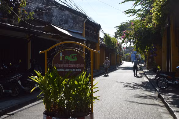 Phố cổ Hội An vắng hoe dù đã mở cửa trở lại - Ảnh: B.D. Phố cổ Hội An vắng hoe dù đã mở cửa trở lại - Ảnh: B.D.