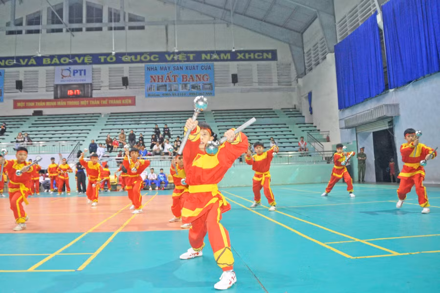 Các vận động viên biểu diễn võ thuật trong lễ khai mạc giải. Ảnh: Hoành Sơn