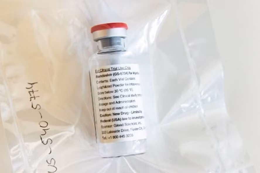 Thuốc COVID-19 remdesivir chính thức được FDA phê duyệt sử dụng điều trị cho bệnh nhân COVID-19 nhập viện ở Mỹ. Ảnh: AFP