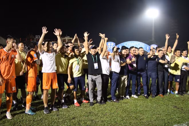 Chùm ảnh: Niềm vui của bóng đá Bình Định trở lại V-League sau 12 năm chờ đợi ảnh 8