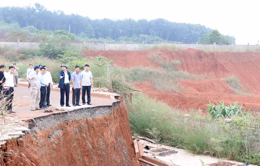 Bí thư Tỉnh ủy Đắk Nông (thứ ba từ phải sang, người đội mũ cối) khảo sát, chỉ đạo việc kiểm định, khắc phục sự cố sạt lở. (Ảnh: Hưng Thịnh/TTXVN)