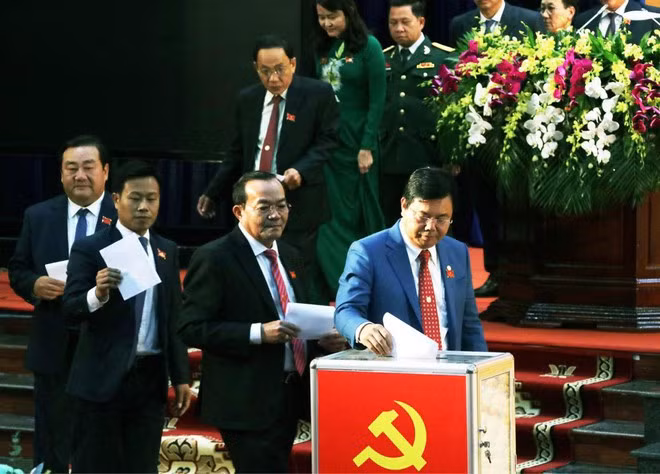 Đại biểu bỏ phiếu bầu Ban Chấp hành Đảng bộ tỉnh Cà Mau khóa 16, nhiệm kỳ 2020 - 2025 ẢNH: GIA BÁCH