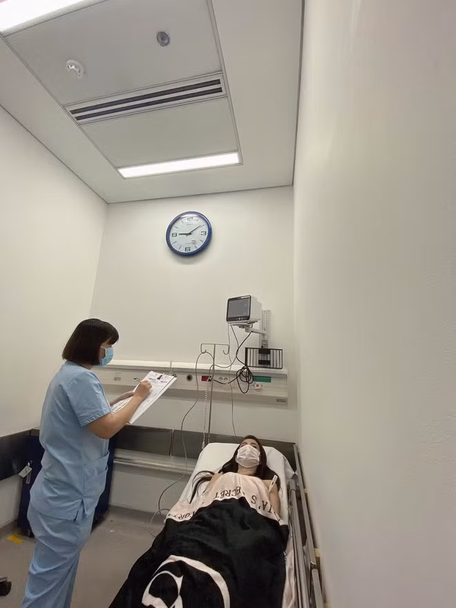 Hoa hậu Phan Thị Mơ sốt cao, co giật sau họp báo phim 'Hồn ma lạ' ảnh 3 Phan Thị Mơ sốt cao, co giật sau họp báo phim, phải nhập viện cấp cứu.