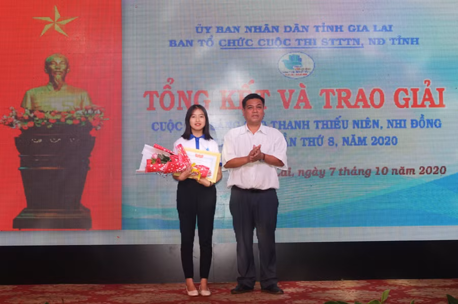 Phó Chủ tịch UBND tỉnh Kpă Thuyên trao giải nhất cho đại diện nhóm tác giả Trường THPT Trường Chinh. Ảnh: Phan Lài Đồng chí Kpă Thuyên-Phó Chủ tịch UBND tỉnh trao giải nhất cho đại diện nhóm tác giả Trường THPT Trường Chinh- Ảnh PL