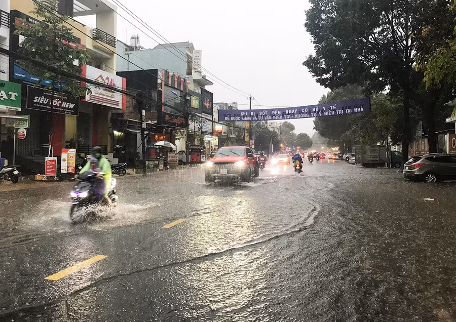  Đường Phan Đình Phùng (TP. Pleiku)-đoạn trước nhà số 70 bị ngập khi gặp mưa lớn. Ảnh: Quang Tấn