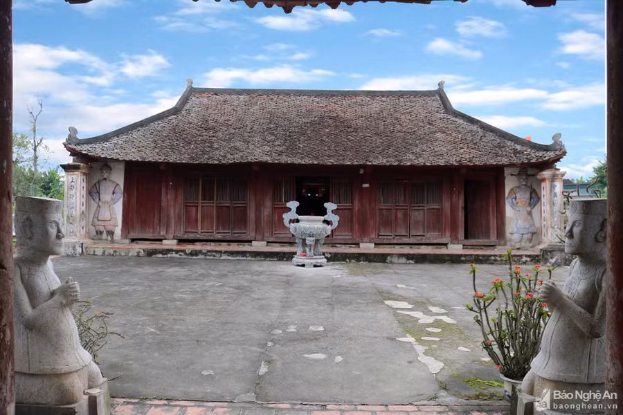 Sau những lần trùng tu, tôn tạo, đền Cả dường như vẫn lưu giữ được vẻ đẹp kiến trúc cổ kính nguyên sơ. Trong ảnh: Nhà hạ điện của đền Cả. Ảnh: Huy Thư