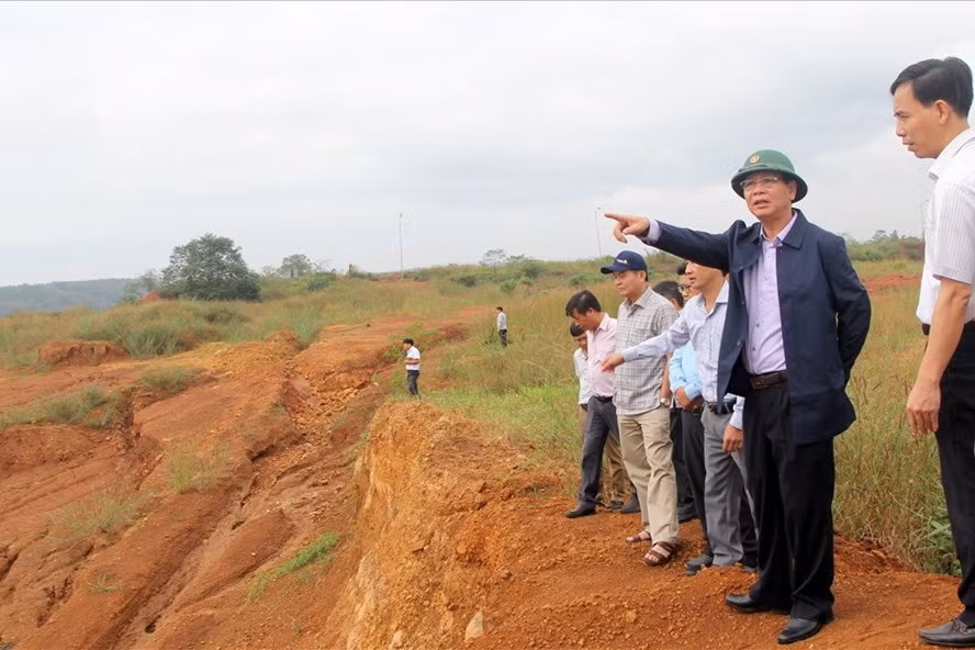 Ông Ngô Thanh Danh, Bí thư Tỉnh ủy Đắk Nông kiểm tra thực tế sự cố sụt trượt tại Khu công nghiệp Nhân Cơ. ẢNH: BẢO LÂM
