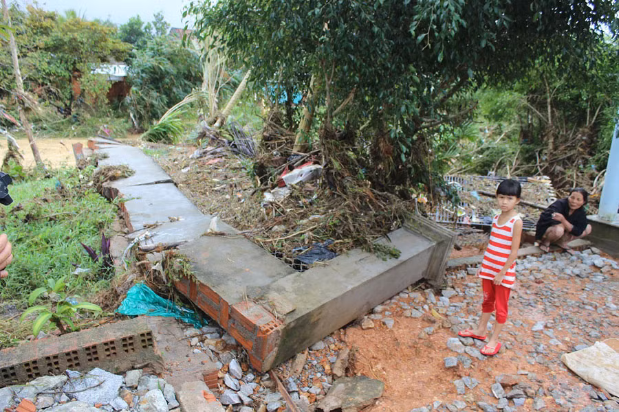 Cảnh tan hoang sau lũ của gia đình anh Vinh (thôn Thượng An 3). Ảnh: Phương Linh