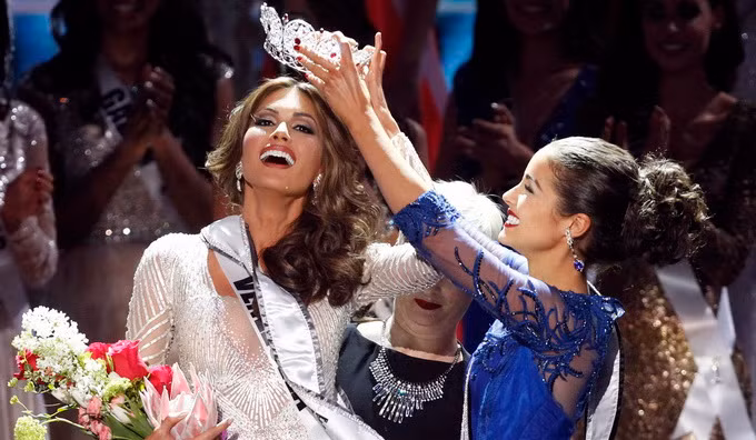 Hoa hậu Hoàn vũ 2012 Olivia Culpo trao lại vương miện cho tân HHHV Gabriela Isler.