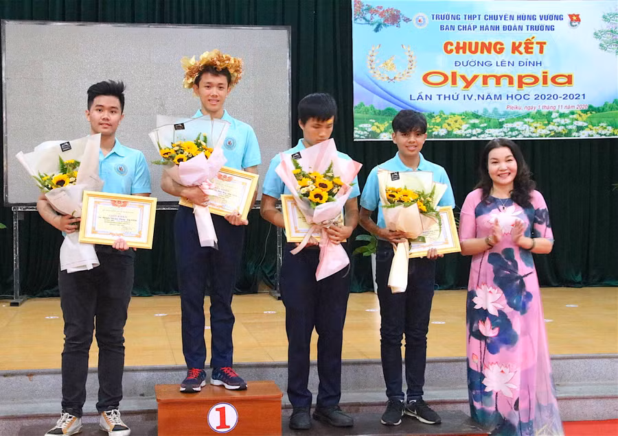 Hàng năm, CLB Huyền thoại Vua Hùng đã hỗ trợ nhà trường tìm ra học sinh dự thi Đường lên đỉnh Olympia do VTV tổ chức. Ảnh: Mộc Trà