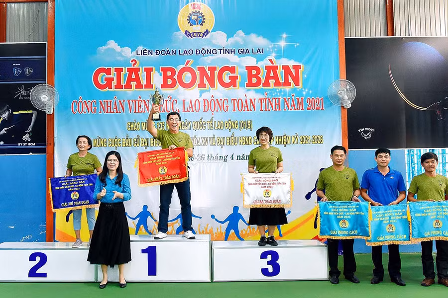 Bà Trần Thị Lệ Nhung-Tổng Liên đoàn Lao động tỉnh, trưởng Ban tổ chức trao cúp và giải toàn đoàn cho các đoàn đạt giải nhất, nhì, ba. Ảnh: Đức Thụy