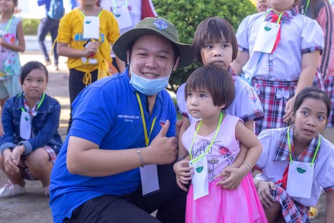 Trong mỗi chương trình từ thiện, Tiến đều dồn hết tâm huyết và tình cảm để mang đến niềm vui cho trẻ em ẢNH: DUY TÂN