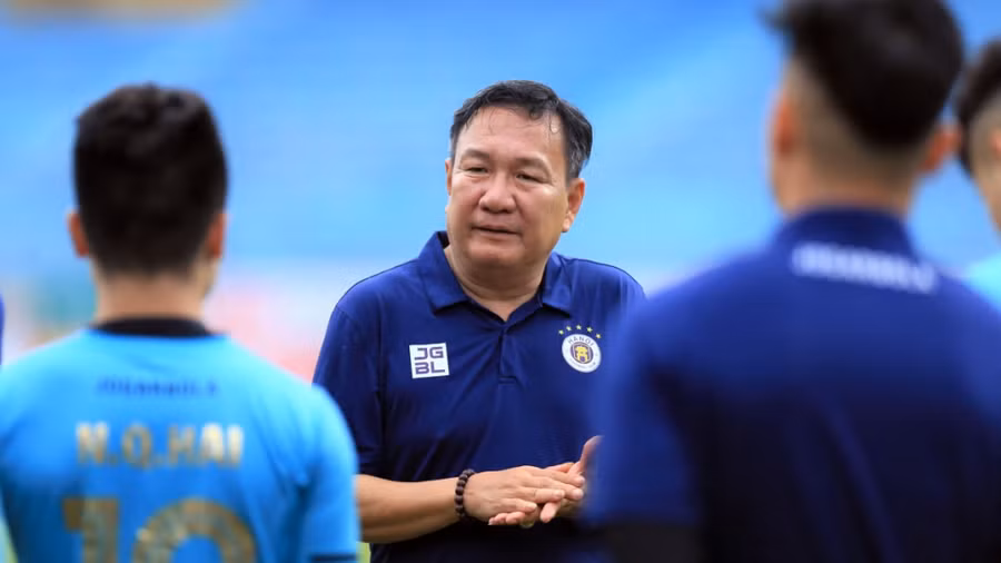 HLV Hoàng Văn Phúc chỉ ngồi ghế nóng Hà Nội FC tạm thời.