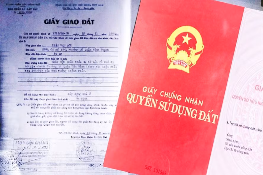 Hộ gia đình, cá nhân nên phân biệt rõ sổ đỏ và giấy tờ về quyền sử dụng đất. Đồ họa: Phan Anh