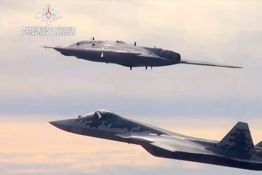 Máy bay tấn công không người lái Okhotnik của Nga thực hiện chuyến bay chung với Su-57. Ảnh: Bộ Quốc phòng Nga