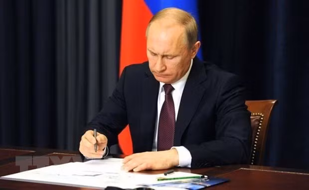  Tổng thống Nga Vladimir Putin ký một văn kiện tại Moskva. (Ảnh: IRNA/TTXVN)