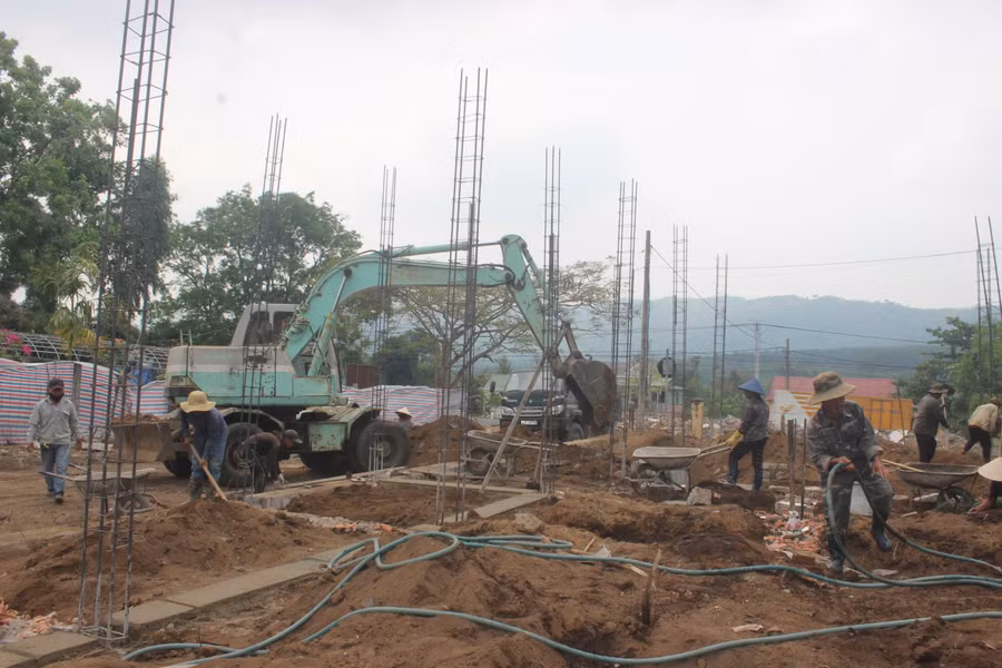  Nhà thầu tập trung nhân lực, thiết bị thi công công trình Trường Mầm non xã Ia Khươl. Ảnh: Sơn Ca