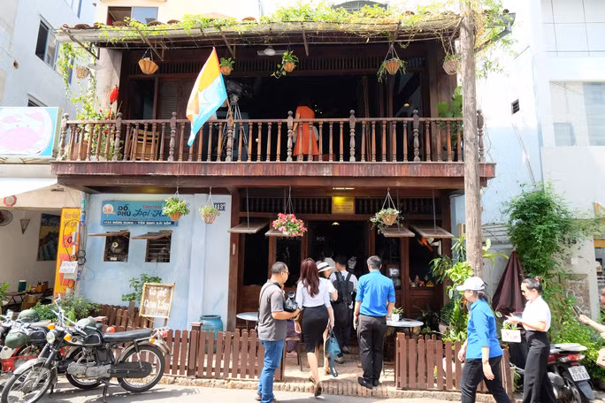 Du khách tham quan một điểm đến trong tour Biệt động Sài Gòn