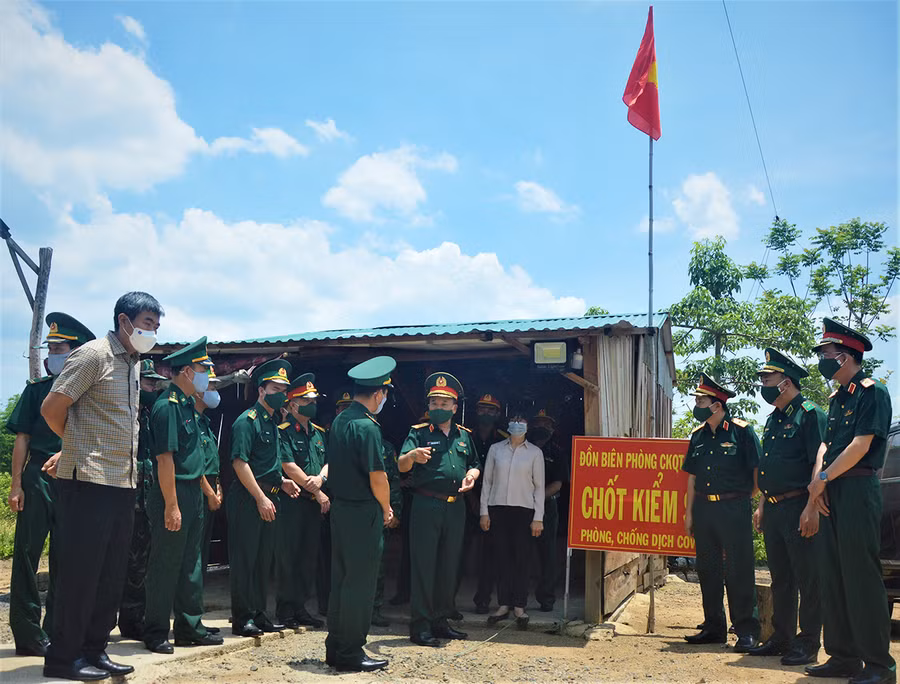 Thượng tướng Hoàng Xuân Chiến-Ủy viên Trung ương Đảng, Ủy viên Quân ủy Trung ương, Thứ trưởng Bộ Quốc phòng (thứ 5 từ phải sang), kiểm tra tại chốt kiểm dịch của Đồn Biên phòng Cửa khẩu Quốc tế Lệ Thanh (huyện Đức Cơ). Ảnh: Huy Bắc