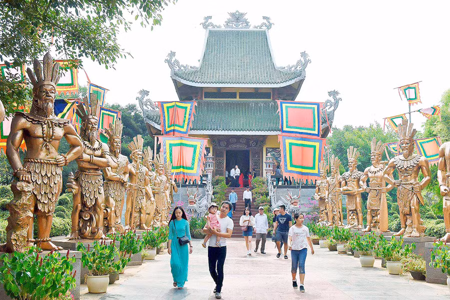 Người dân tham quan Đền thờ Quốc Tổ Hùng Vương tại Công viên Đồng Xanh (TP. Pleiku). Ảnh: Đức Thụy