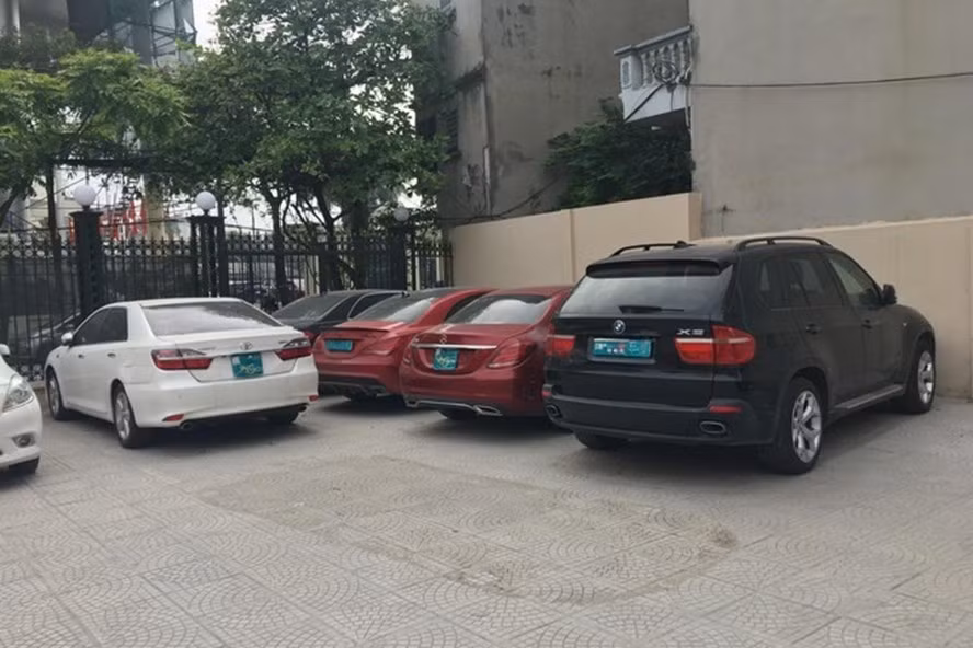 Những chiếc ô tô này bị phát hiện không rõ nguồn gốc từ việc cảnh sát điều tra hai chiếc Mercedes Benz có biển số trùng nhau. Ảnh: H.Trung.
