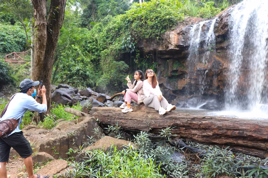 Thác Hang Dơi tại huyện Kbang thu hút nhiều bạn trẻ tới tham quan trong ngày 30-4. Ảnh: Ngọc Minh Thác Hang Dơi tại huyện Kbang thu hút nhiều bạn trẻ tới thăm quan du lịch vào dịp nghỉ lễ 30-4. Ảnh: Ngọc Minh
