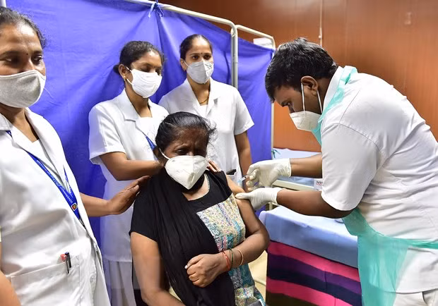 Một điểm tiêm vaccine ngừa COVID-19 tại Bangalore, Ấn Độ, ngày 1/4/2021. (Ảnh: THX/TTXVN)