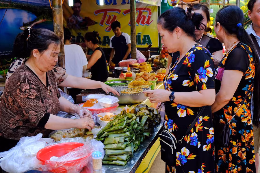 Du khách tham quan các gian hàng tại Tuần lễ Văn hóa ẩm thực. Ảnh: Hoàng Ngọc